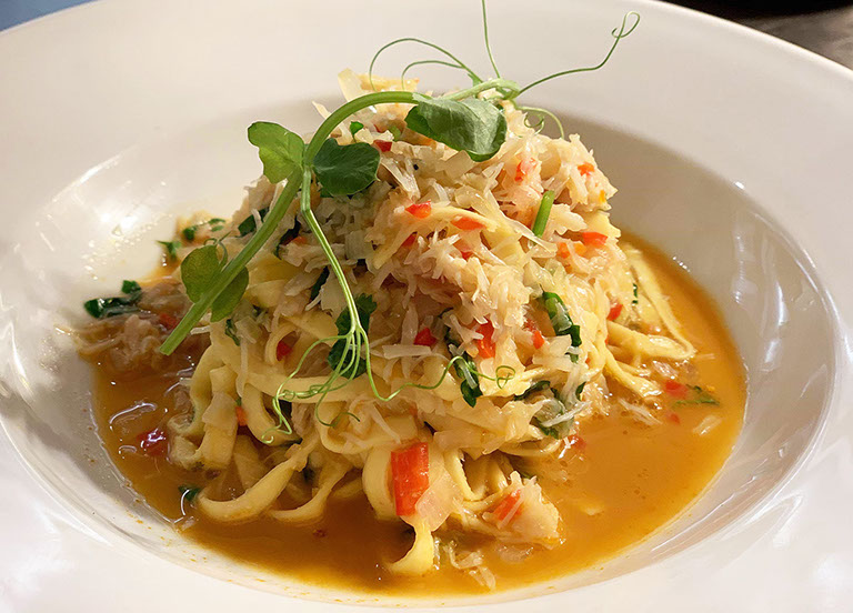Fresh crab noodles with herbs and chilli